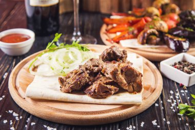 ızgara et soğan ve ahşap zemin üzerine kırmızı sos ile