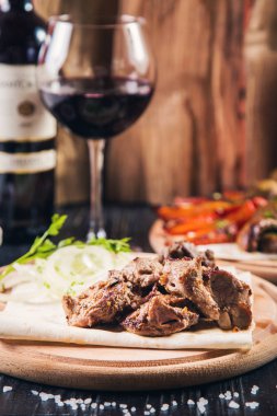 ızgara et soğan ve ahşap zemin üzerine kırmızı sos ile