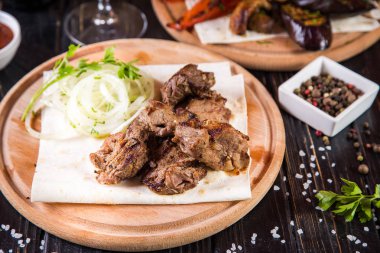 ızgara et soğan ve ahşap zemin üzerine kırmızı sos ile