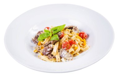 Dana eti, domates ve fesleğen izole beyaz makarna