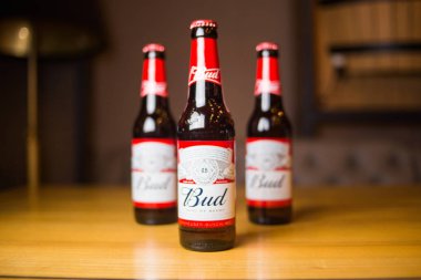 Kiev.Ukraine-28 Eylül, 2018: Ürün atış Budweiser bira şişeleri Restoran tablo