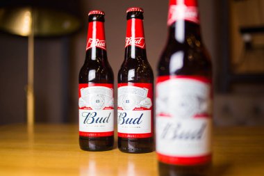 Kiev.Ukraine-28 Eylül, 2018: Ürün atış Budweiser bira şişeleri Restoran tablo