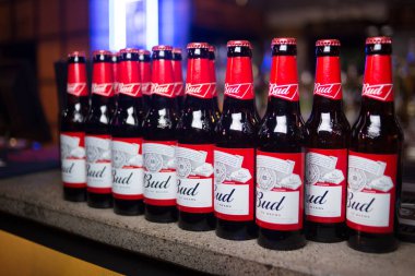 Kiev.Ukraine-28 Eylül, 2018: Ürün atış Budweiser bira şişeleri Restoran tablo