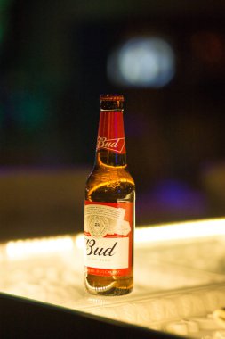 Kiev.Ukraine-28 Eylül, 2018: Ürün atış Budweiser bira şişeleri Restoran tablo