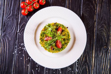 bulgur ve taze vegetabes beyaz plaka restoran salata