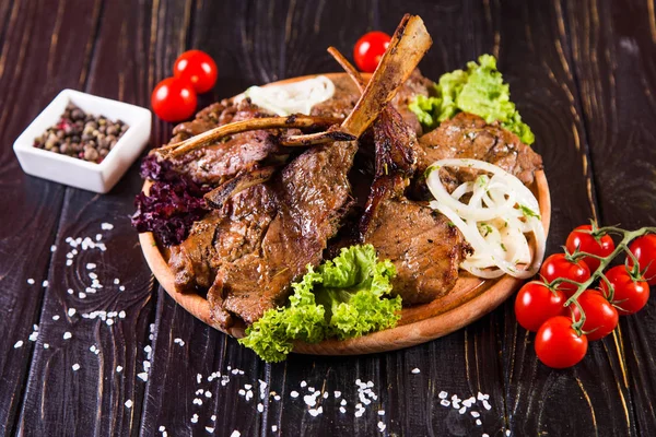 Fresh Meat Ribs Tomatoes Onion Pepper Wooden Plate — Stock Photo, Image