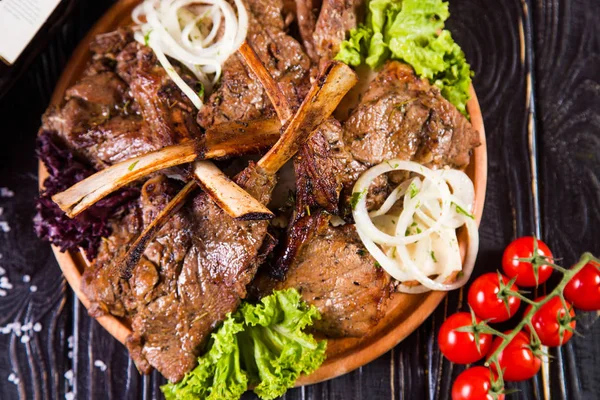 Carne Fresca Costillas Con Tomates Cebolla Pimienta Plato Madera —  Fotos de Stock