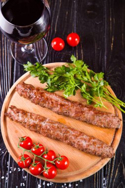 domates ve maydanoz siyah ahşap zemin üzerine sıcak kızarmış kebabı