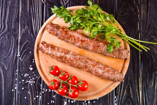 Hot Stekt Kebab Med Tomater Och Persilja Svart Trä Bakgrund — Stockfoto