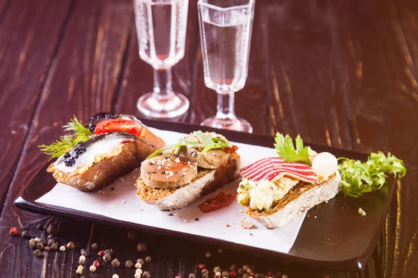 Bruschetta Hareng Pâté Viande Sur Fond Bois Noir — Photo