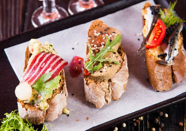 Bruschetta Con Arenque Paté Carne Sobre Fondo Madera Negro — Foto de Stock