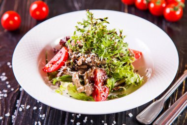 tavuk ve siste beyaz plaka restoran salata