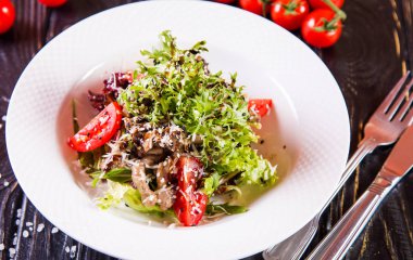 tavuk ve siste beyaz plaka restoran salata