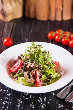 tavuk ve siste beyaz plaka restoran salata