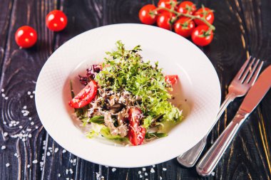 tavuk ve siste beyaz plaka restoran salata