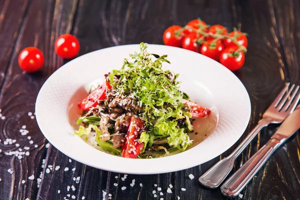 Salade Avec Poulet Légumes Sur Assiette Blanche Restaurant — Photo