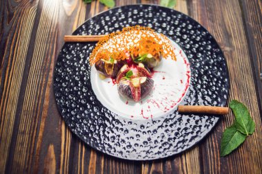 incir tarçın ve nane ile sıcak çölden ahşap tablo