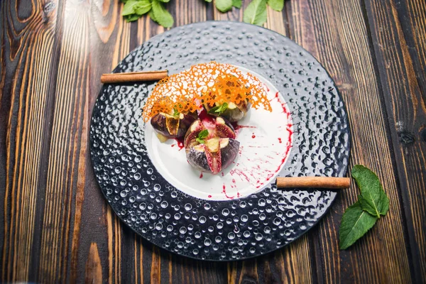 Hot Desert Figs Cinnamon Mint Wooden Table — Stock Photo, Image