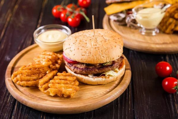 Hamburger Caldo Fresco Con Patatine Senape Sfondo Legno — Foto Stock