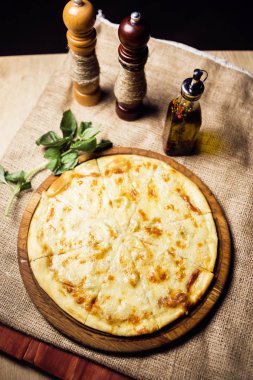 sıcak taze pizza zekâ peynir ve fesleğen ahşap plaka üzerinde