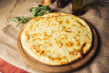 sıcak taze pizza zekâ peynir ve fesleğen ahşap plaka üzerinde