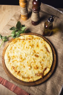 sıcak taze pizza zekâ peynir ve fesleğen ahşap plaka üzerinde