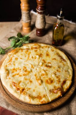 sıcak taze pizza zekâ peynir ve fesleğen ahşap plaka üzerinde