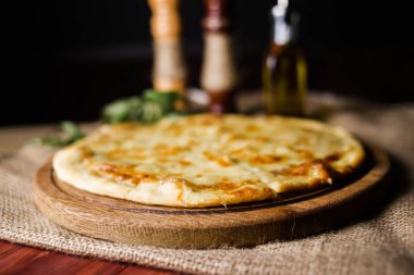 sıcak taze pizza zekâ peynir ve fesleğen ahşap plaka üzerinde