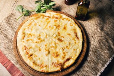 sıcak taze pizza zekâ peynir ve fesleğen ahşap plaka üzerinde