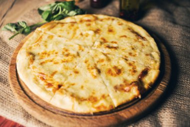 sıcak taze pizza zekâ peynir ve fesleğen ahşap plaka üzerinde