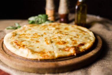 sıcak taze pizza zekâ peynir ve fesleğen ahşap plaka üzerinde