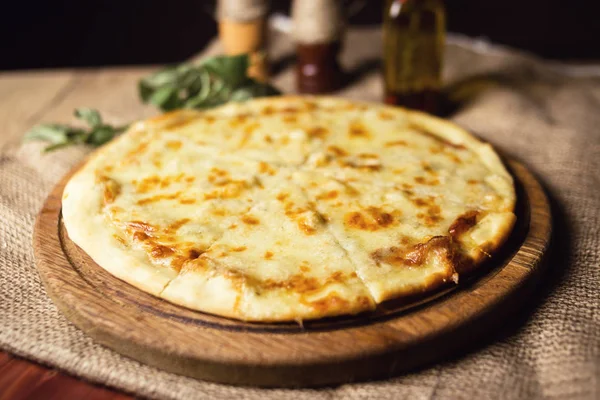 sıcak taze pizza zekâ peynir ve fesleğen ahşap plaka üzerinde