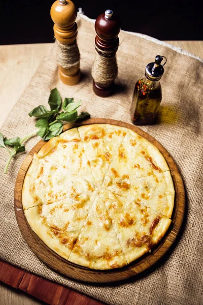 sıcak taze pizza zekâ peynir ve fesleğen ahşap plaka üzerinde