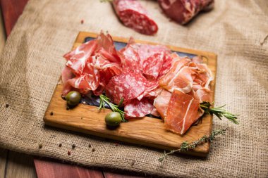 jambon, sosis ve taze biberiye tarihinde izole ahşap ayarla