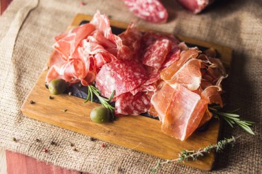 jambon, sosis ve taze biberiye tarihinde izole ahşap ayarla