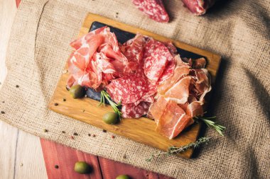 jambon, sosis ve taze biberiye tarihinde izole ahşap ayarla