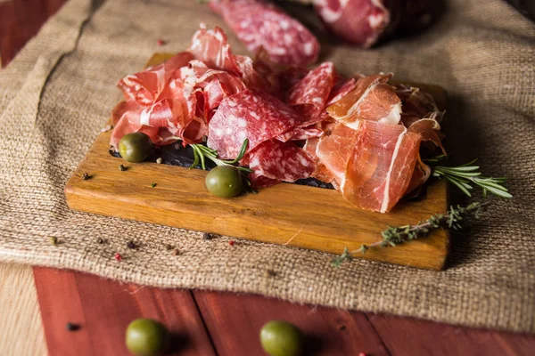 Set Mit Schinken Wurst Und Frischem Rosmarin Isoliert Auf Holz — Stockfoto