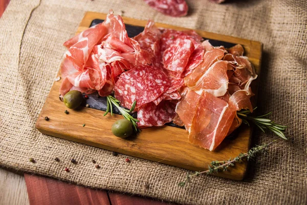 Set Mit Schinken Wurst Und Frischem Rosmarin Isoliert Auf Holz — Stockfoto