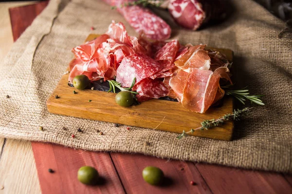 Set Mit Schinken Wurst Und Frischem Rosmarin Isoliert Auf Holz — Stockfoto