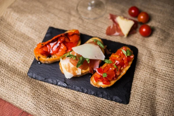 Bruschetta Con Prosciutto Parmigiano Verdure Bruschetta Placca Nera — Foto Stock