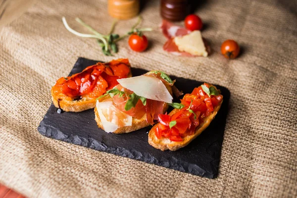 Bruschetta Con Prosciutto Parmigiano Verdure Bruschetta Placca Nera — Foto Stock