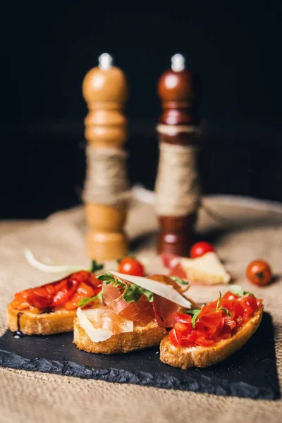 Bruschetta Con Prosciutto Parmigiano Verdure Bruschetta Placca Nera — Foto Stock