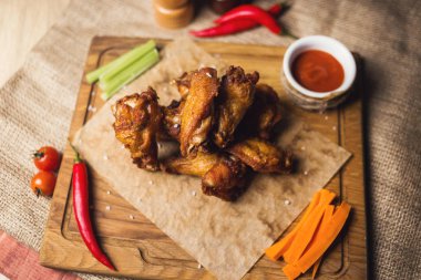 kızarmış biber ve diğer siste ahşap plaka üzerinde tavuk göğüs