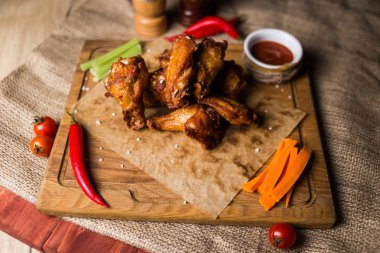 kızarmış biber ve diğer siste ahşap plaka üzerinde tavuk göğüs