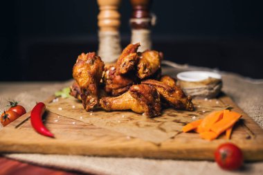 kızarmış biber ve diğer siste ahşap plaka üzerinde tavuk göğüs