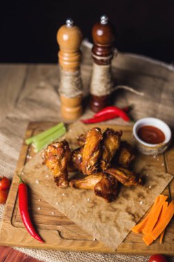 kızarmış biber ve diğer siste ahşap plaka üzerinde tavuk göğüs