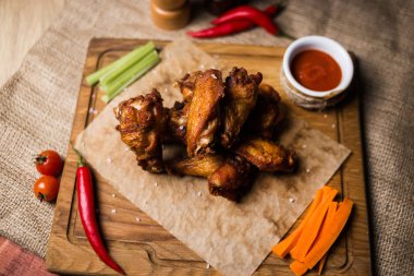 kızarmış biber ve diğer siste ahşap plaka üzerinde tavuk göğüs