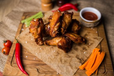 kızarmış biber ve diğer siste ahşap plaka üzerinde tavuk göğüs