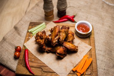 kızarmış biber ve diğer siste ahşap plaka üzerinde tavuk göğüs