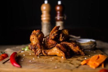 kızarmış biber ve diğer siste ahşap plaka üzerinde tavuk göğüs